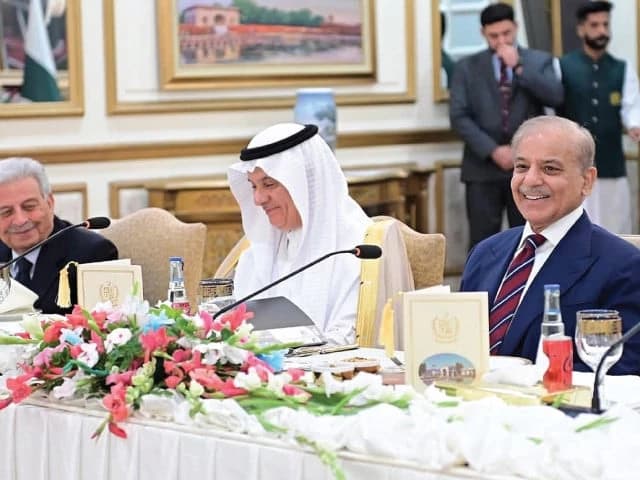 پاک سعودی تعلقات: وزیر اعظم شہباز اور فیلڈ مارشل عاصم منیر کا مکہ معاہدے کو معاشی فوائد میں بدلنے پر زور