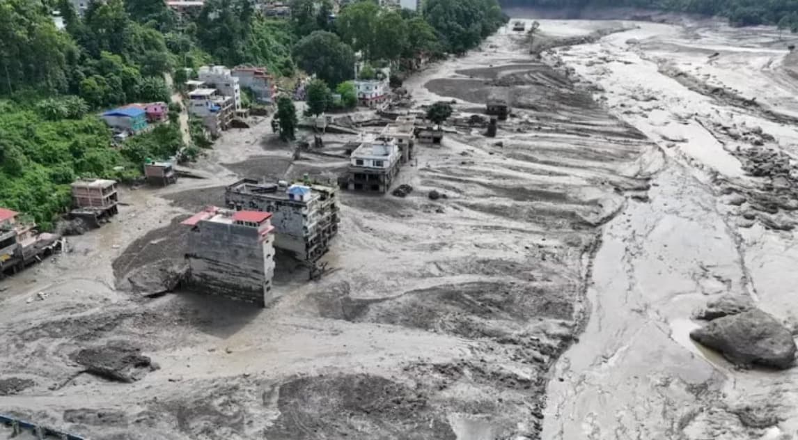 نیپال میں تباہ کن سیلاب: ہزاروں افراد لاپتا، امدادی کارروائیوں کا رخ ہائیڈرو پاور سرنگوں کی جانب