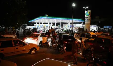 پیٹرول کی قیمت میں اضافہ: حکومتِ پاکستان نے ایندھن کی قیمتوں میں 12.90 روپے فی لیٹر تک اضافہ کر دیا