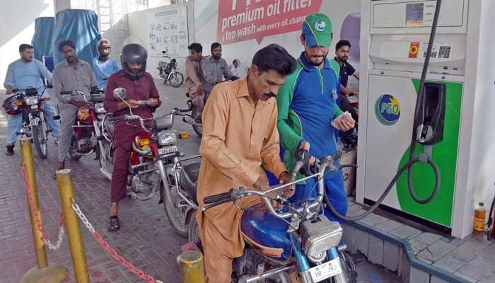 پٹرول کی قیمت میں کمی، ڈیزل مہنگا ہو گیا