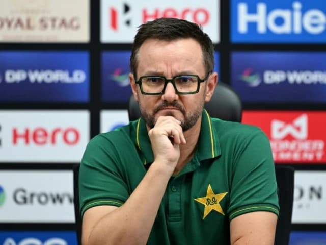 انگلینڈ کے خلاف آخری ٹیسٹ سے قبل پاکستانی اسکواڈ میں بڑی تبدیلیاں، مائیک ہیسن کی ٹیسٹ ٹیم کی نئی تشکیل پر نظریں