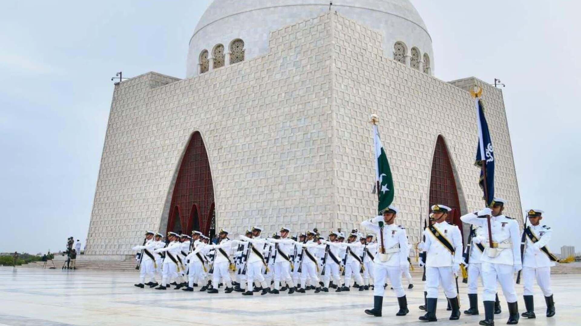 مزارِ قائد پر گارڈز کی تبدیلی کی پروقار تقریب