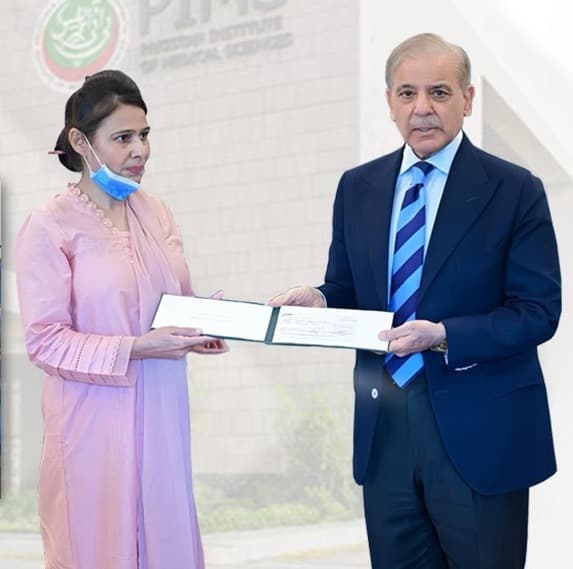 وزیر اعظم شہباز شریف کی پمز آتشزدگی کے دوران نومولود کو بچانے والی نرس راضیہ کو خراجِ تحسین